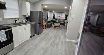 Lovely 2-bedroom triplex unit with AC in charming Van Buren.