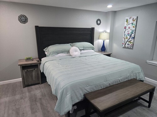 Lovely 2-bedroom triplex unit with AC in charming Van Buren.