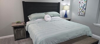 Lovely 2-bedroom triplex unit with AC in charming Van Buren.