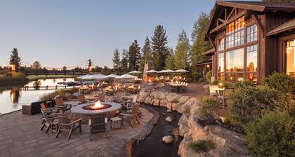 Caldera Luxe Getaway with Access to Forest House