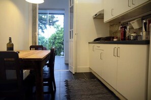 Fridge, microwave, stovetop, coffee/tea maker - Oporto Center Private Room 1 (Porto)