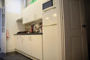 Réfrigérateur, micro-ondes, plaque de cuisson, cafetière/bouilloire