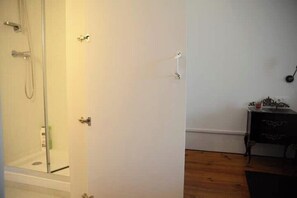 Douche, sèche-cheveux, serviettes fournies, papier toilette