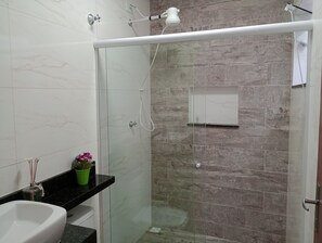 Secador de cabelo, toalhas de banho, sabonete, shampoo