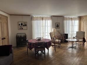 Interior - 140 m2 apartment in one of the most beautiful streets in Paris. (Paris)