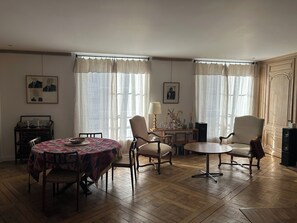 Interior - 140 m2 apartment in one of the most beautiful streets in Paris. (Paris)