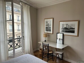 3 bedrooms, iron/ironing board, WiFi, bed sheets - 140 m2 apartment in one of the most beautiful streets in Paris. (Paris)