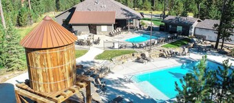 Newly Built, Spacious Duplex, Huge Garage, Hot Tub, Clubhouse Access!