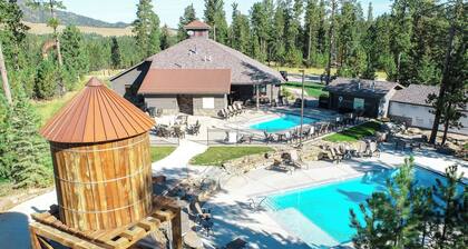 Newly Built, Spacious Duplex, Huge Garage, Hot Tub, Clubhouse Access!