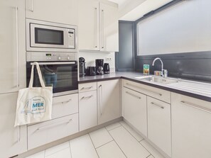 Kühlschrank, Mikrowelle, Ofen, Geschirrspüler