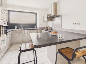 Kühlschrank, Mikrowelle, Ofen, Geschirrspüler