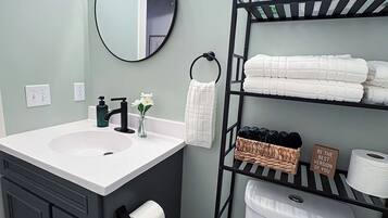 Dusche, Haartrockner, Handtücher, Seife