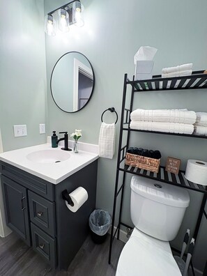 Dusche, Haartrockner, Handtücher, Seife