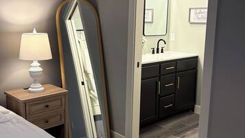 3 habitaciones, tabla de planchar con plancha, wifi y ropa de cama