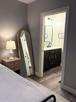 3 habitaciones, tabla de planchar con plancha, wifi y ropa de cama 