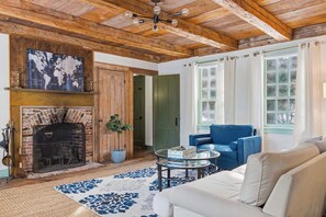 Een televisie, een dvd-speler en een kantoor