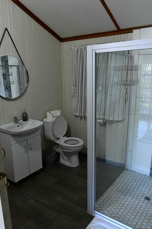 Lägenhet - utsikt mot trädgården | Badrum