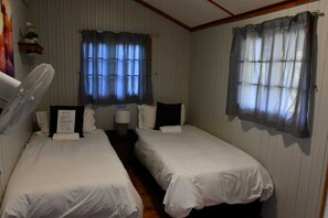 Lägenhet - utsikt mot trädgården | Strykjärn/strykbräda och gratis wi-fi