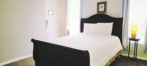 3 bedrooms, free WiFi, bed sheets - Bikini Peak Paradise! Just a short walk to the Beach (Gulfport)