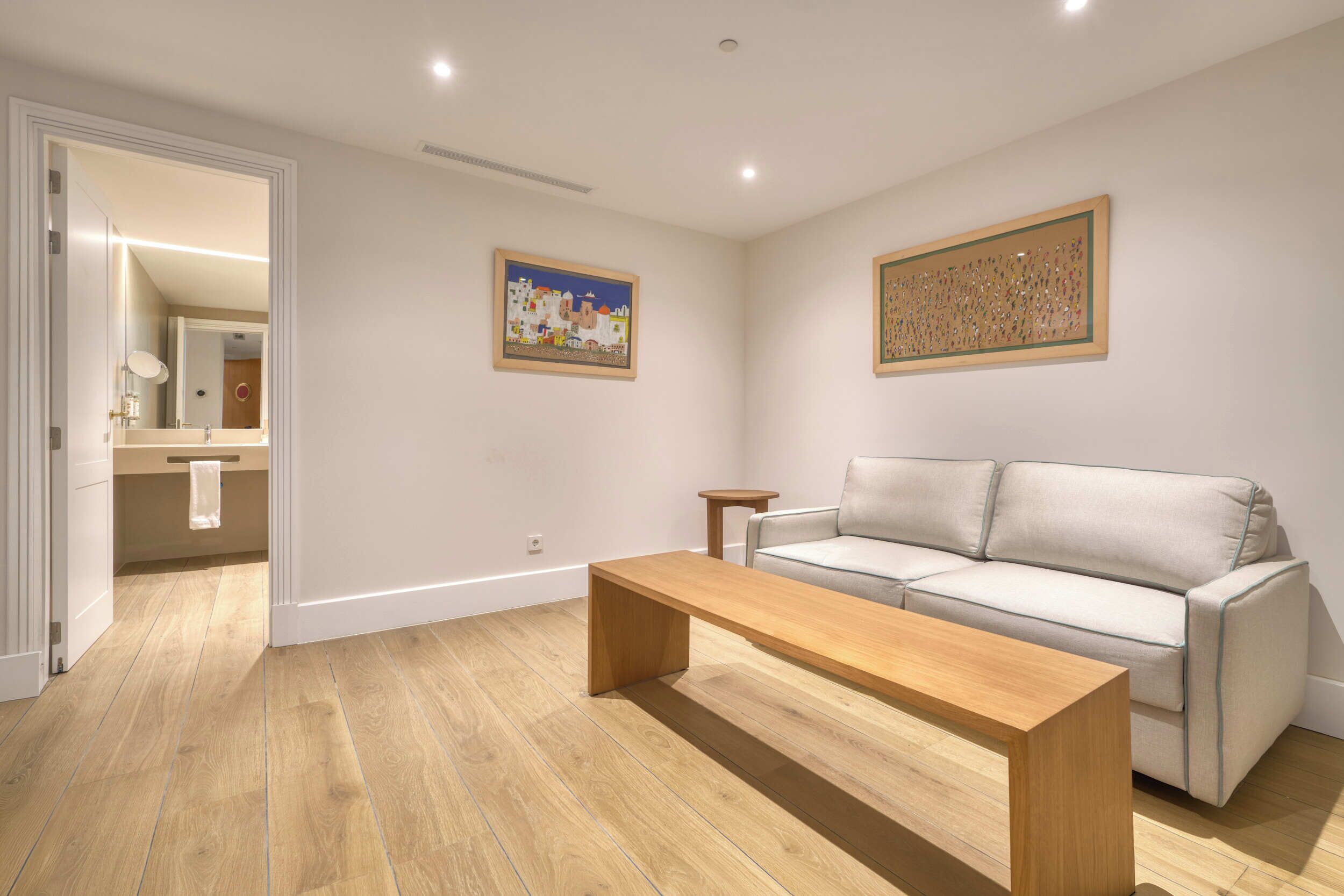 Suite junior, 2 camas individuales | Caja fuerte, escritorio, wifi gratis y ropa de cama
