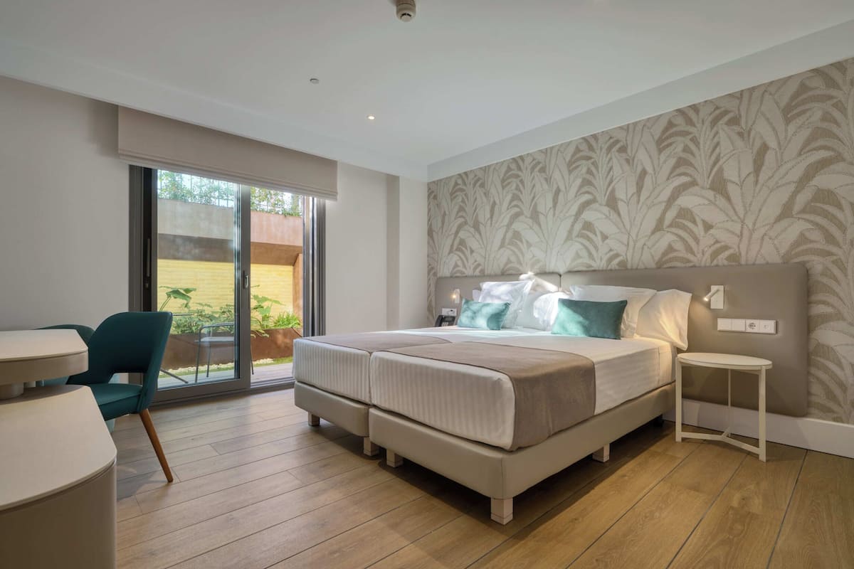 Chambre Supérieure avec lits jumeaux, patio, vue jardin | Coffres-forts dans les chambres, bureau, Wi-Fi gratuit, draps fournis