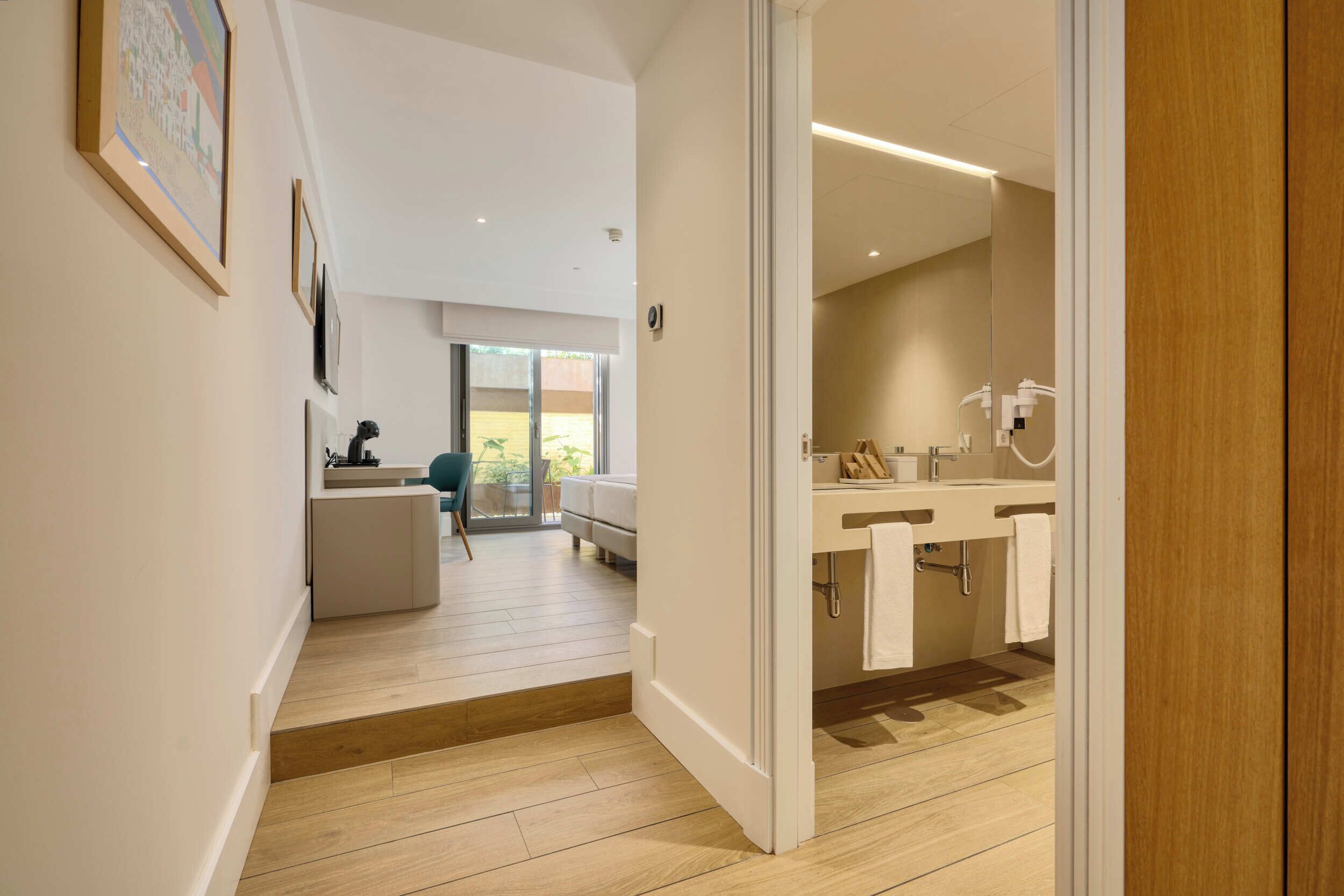 Superior Twin Room, Patio, Garden View | Bathroom