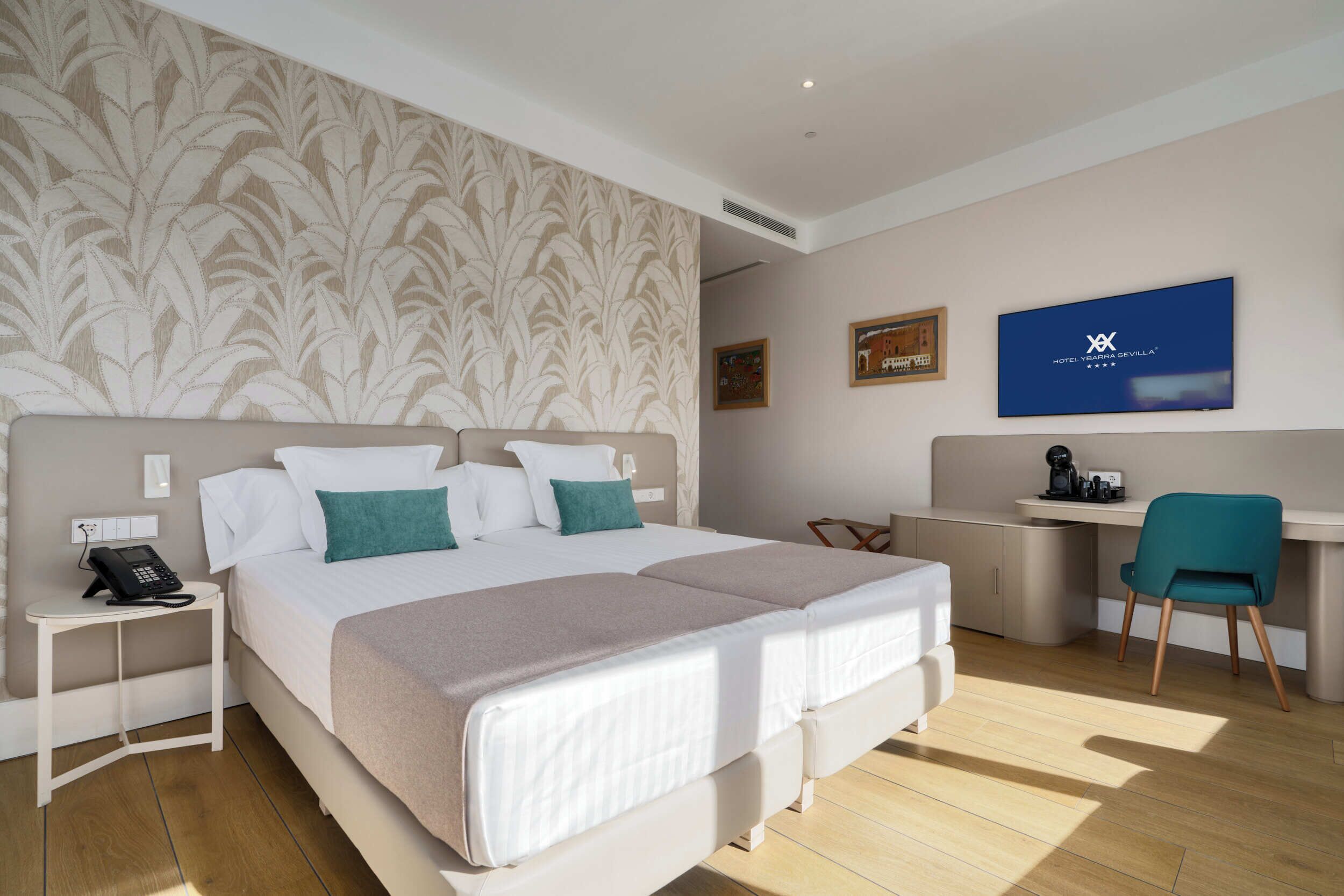 Een hotelkamer met een bed, nachtkastjes, een bureau en een stoel.