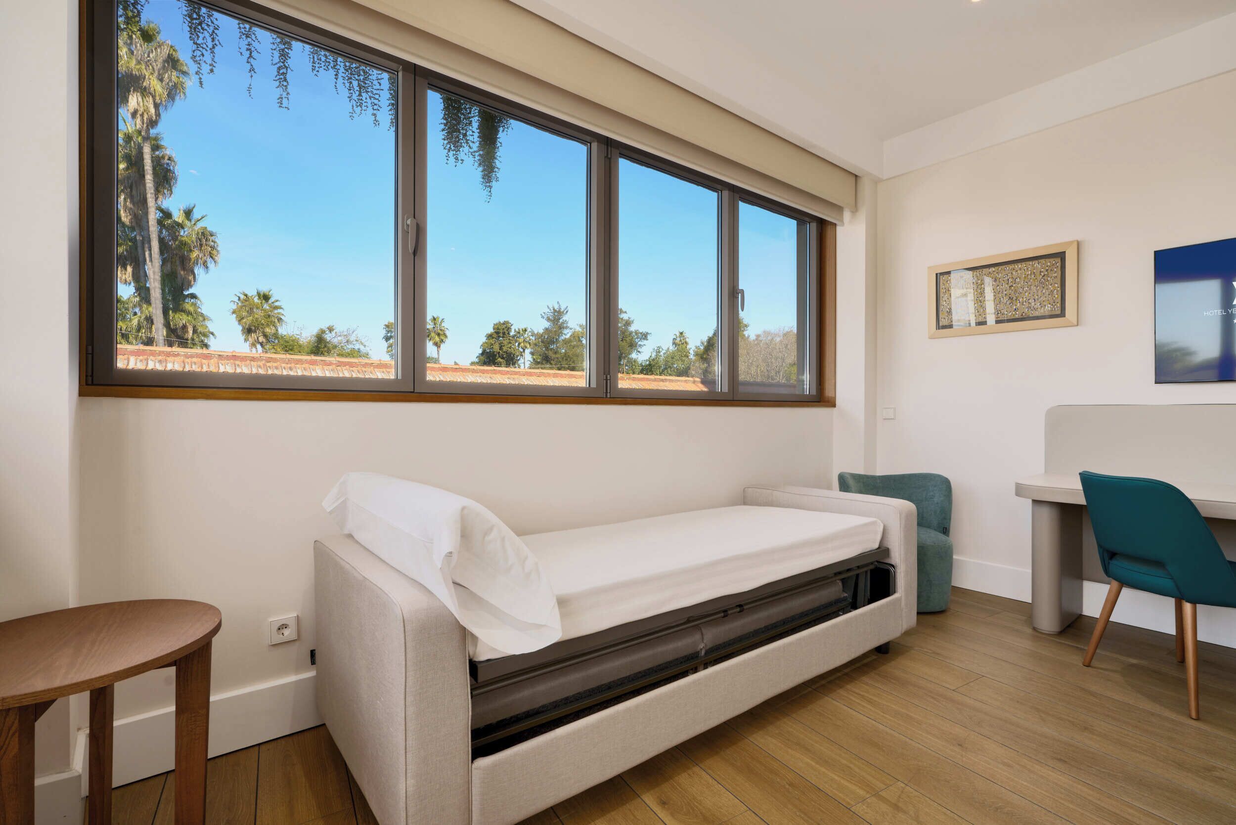 Habitación triple superior, varias camas | Caja fuerte, escritorio, wifi gratis y ropa de cama