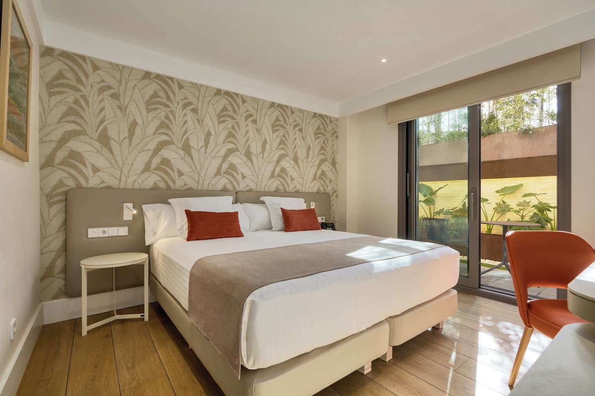 Chambre Double, patio, vue jardin | Coffres-forts dans les chambres, bureau, Wi-Fi gratuit, draps fournis