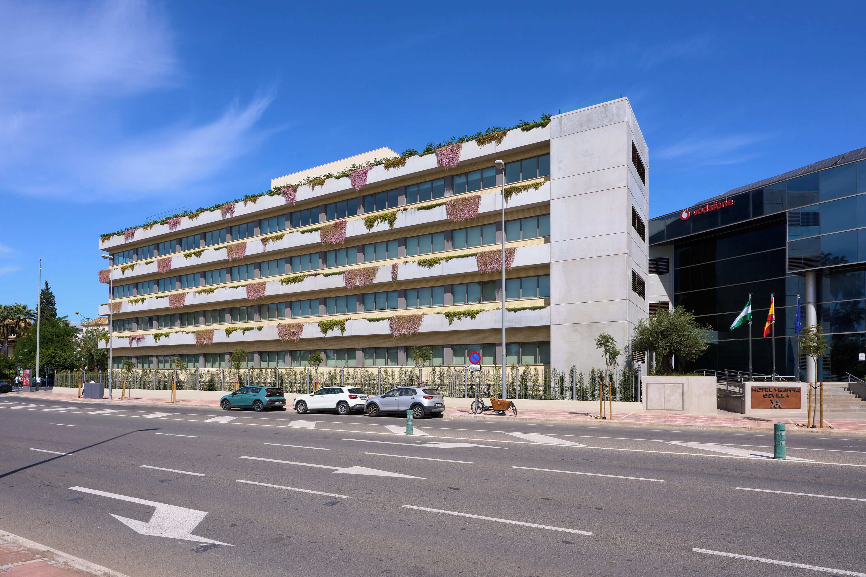 Ein Hotel mit mehreren Etagen, einer modernen Fassade und einem gut sichtbaren Eingang.