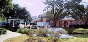 Property grounds - 2605v 2B3   Wave Crest (Gulfport)