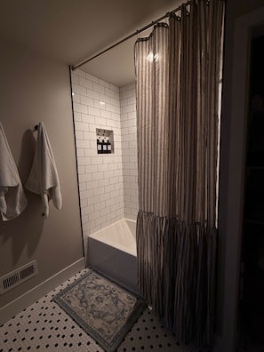 Hair dryer, towels, soap, toilet paper - River Place -Walk to Jefferson Methodist, 2BR Queen Beds 1 Bath -Patio & Grill (Philadelphia)