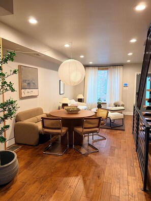 Interior - River Place -Walk to Jefferson Methodist, 2BR Queen Beds 1 Bath -Patio & Grill (Philadelphia)