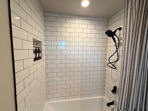 Hair dryer, towels, soap, toilet paper - River Place -Walk to Jefferson Methodist, 2BR Queen Beds 1 Bath -Patio & Grill (Philadelphia)