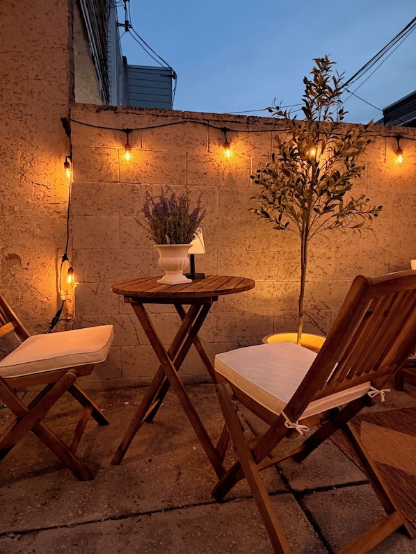 Outdoor dining - River Place -Walk to Jefferson Methodist, 2BR Queen Beds 1 Bath -Patio & Grill (Philadelphia)