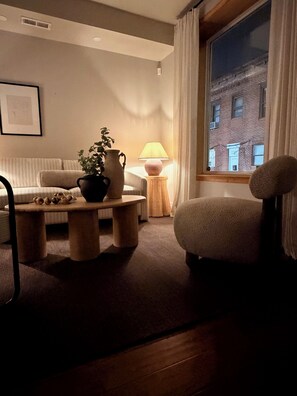 Interior - River Place -Walk to Jefferson Methodist, 2BR Queen Beds 1 Bath -Patio & Grill (Philadelphia)