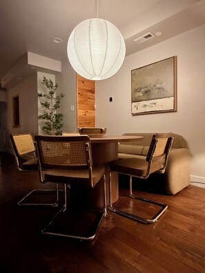 Dining - River Place -Walk to Jefferson Methodist, 2BR Queen Beds 1 Bath -Patio & Grill (Philadelphia)