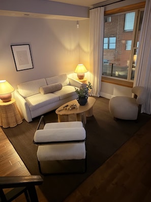 Living area - River Place -Walk to Jefferson Methodist, 2BR Queen Beds 1 Bath -Patio & Grill (Philadelphia)