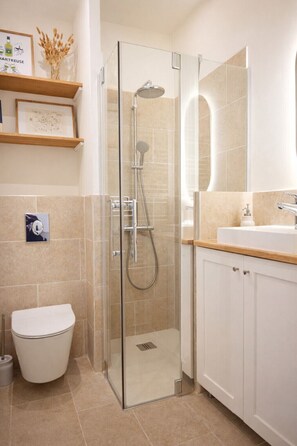 Een douche, een haardroger, handdoeken
