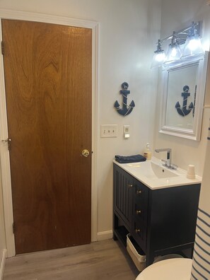 Sèche-cheveux, serviettes fournies, savon, papier toilette