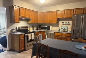 Unclassified image, 2 of 15, button - Perfect 2-bedroom house with AC in quaint North Kingstown/Wickford (North Kingstown)