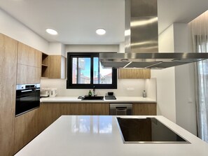 Kühlschrank, Mikrowelle, Ofen, Geschirrspüler