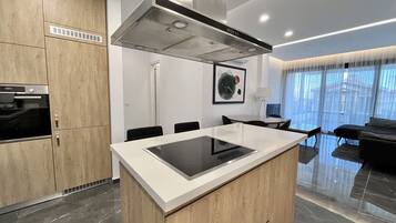 Kühlschrank, Mikrowelle, Ofen, Geschirrspüler