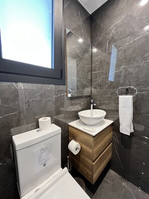Een douche, een haardroger, handdoeken