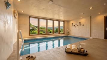 Kolam renang indoor
