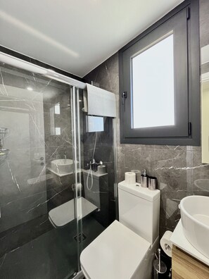 Dusche, Haartrockner, Handtücher