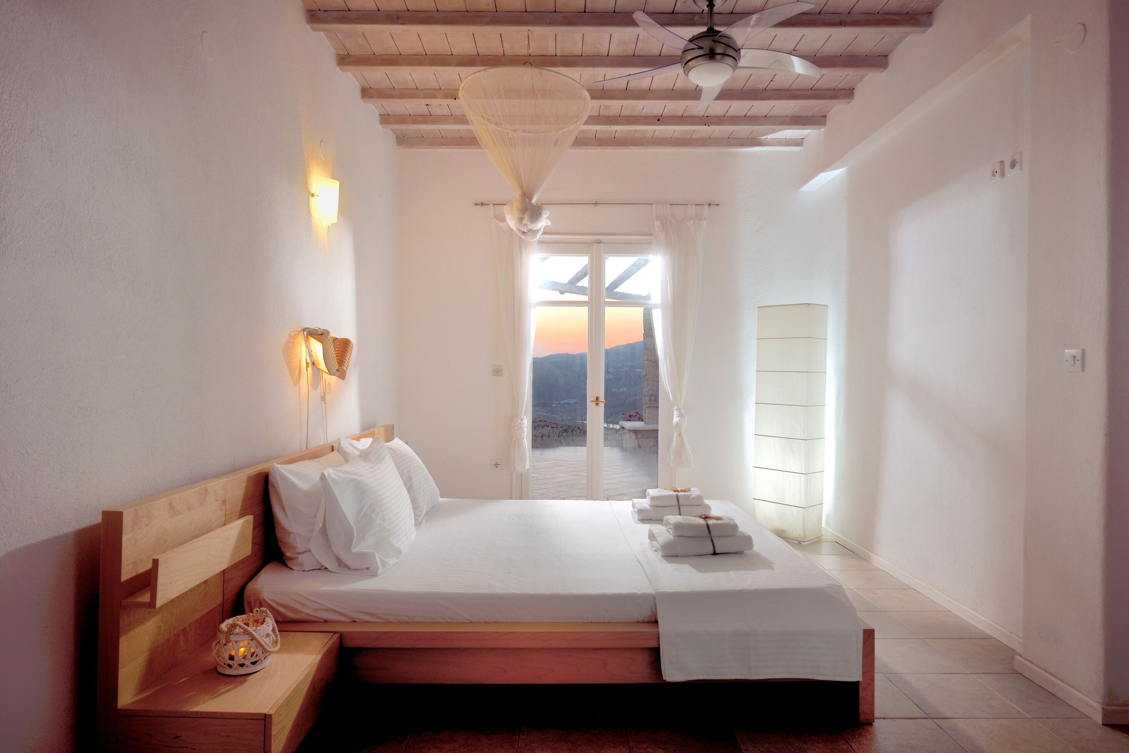 Tabla de planchar con plancha, wifi y ropa de cama 