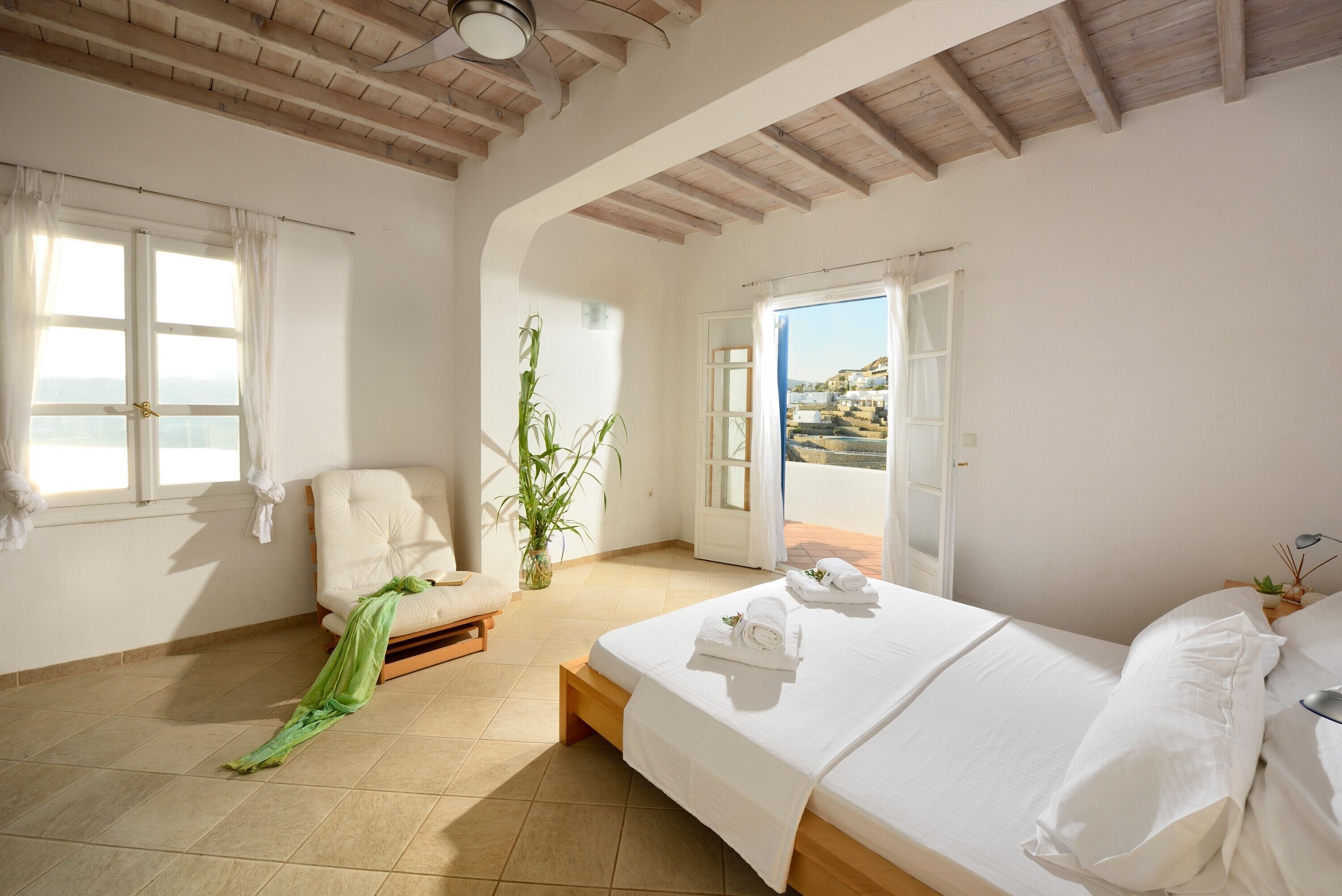 Silitysrauta/-lauta, Wi-Fi, vuodevaatteet