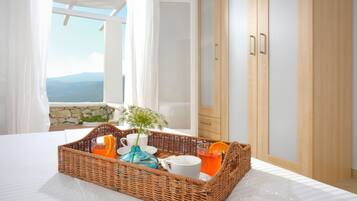 Tabla de planchar con plancha, wifi y ropa de cama