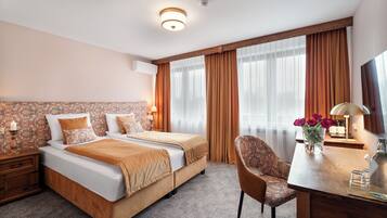 Superior Double or Twin Room | Peti besi dalam bilik, meja, ruang kerja komputer riba